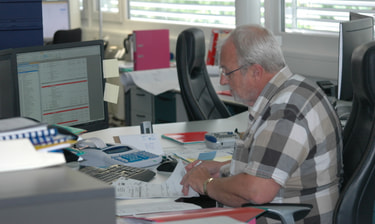Büromitarbeiter konzentriert bei der Arbeit Büromitarbeiter konzentriert bei der Arbeit